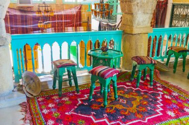 Sousse, Tunus - 1 Eylül 2015: İç otantik Tunus restoran ve cam klasik avizeler, oyma ahşap mobilya ve el yapımı halılar, 1 Eylül Sousse içinde çayevinde.