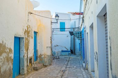 Medine tembel turist yürüyüşleri için en iyi yer dar eğri sokakları ve eski evler, Sousse, Tunus ile şerit labirent keyif alıyor.