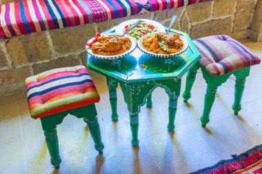 Tavuk ve haşlanmış sebzeler ile lezzetli kuskus Tunus mutfağının geleneksel restoranlar, Sousse, Tunus hizmet, ana yemekler biridir.