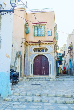 Konağın kemerli kapı ve bir duvar ile dekore edilmiş Sousse Medina, Tunus için döşeme desenleri ile.