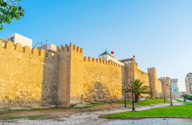 Eski Medine Sousse, Tunus çevresinde küçük kuleli büyük bir şehir duvar.