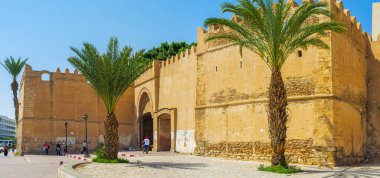 Sfax, Tunus - 3 Eylül 2015: Sfax 3 Eylül tarihinde Medine'ye, lider Panoraması büyük duvarlar, burç ve kapı, kale.