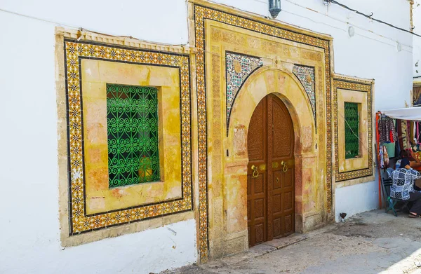 Fasada Malowniczej Rezydencji Podkowy Tradycyjny Arabski Bramy Okna Zdobią Kwiatowe — Zdjęcie stockowe
