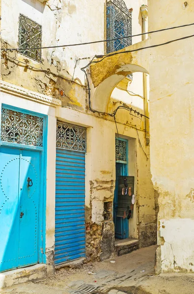 Stare Wąskie Backstreet Jasne Niebieskie Drzwi Warsztatów Małych Sklepów Sfax — Zdjęcie stockowe
