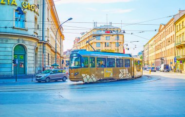 Krakow, Polonya - 11 Haziran 2018: Kavşak üzerinde 11 Haziran Krakow konut mahalle üzerinde renkli tramvay ile kentsel sahne.