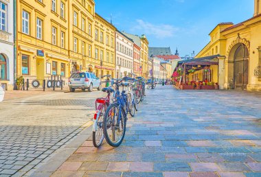 Krakow, Polonya - 11 Haziran 2018: Park edilmiş bisiklet için onun Kramy Dominikanskie, ünlü Stolarska cadde boyunca tarihi Ortaçağ ticaret kabinlerde, 11 Haziran Krakow.