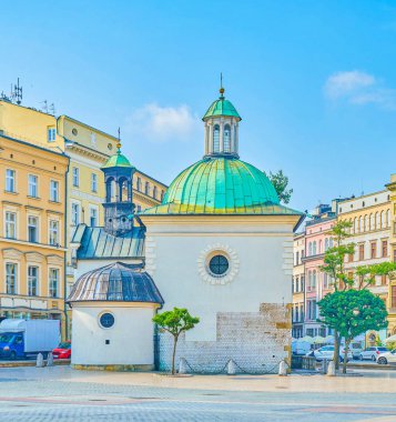 Küçük kilise St. Wojciech Ana Pazar Sqaure ünlü Grodzka street, Krakow, Polonya başında üzerinde kenarında yer alan