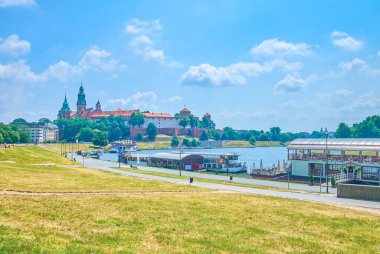 Vistula Nehri üzerinde kayan Restoranlar ziyaret eski şehrin sessiz yerde, Krakow, Polonya dinlenmek için bir şans olanlar için iyi bir alternatiftir