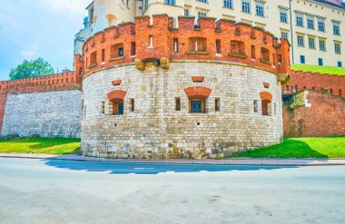 Yuvarlak savunma Sigizmund III Vasa kulenin çok sayıda windows-embrasures ve siperlerden üst, Krakow, Polonya vardır