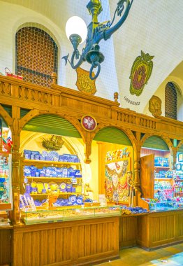 Krakow, Polonya - 11 Haziran 2018: Günümüzde üzerinde 11 Haziran Krakow merkezi Turizm Pazarı olarak hizmet veren en eski alışveriş merkezlerinden biri olan Sukiennice olduğunu