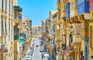 Valletta, Malta - 17 Haziran 2018: Cumhuriyet Caddesi'nde iniş kaplı Fort Saint Elmo mesafe, büyük sur manzaralı tarihi konut yapıların ile 17 Haziran'da Valletta.