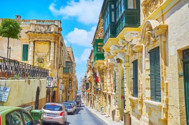 Valletta, Malta - 17 Haziran 2018: Doğal Konakları Başpiskopos Caddesi'nin oyma alçı süslemeler, kabartma desen ve Malta balkon, 17 Haziran'da Valletta