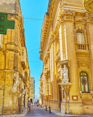 Valletta, Malta - 17 Haziran 2018: Kesişim eski tiyatro ve eski nane sokaklarda St Elias ve Mount Carmel Our Lady, köşe heykelleri ile 17 Haziran'da Valletta