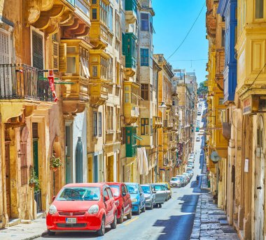 Valletta, Malta - 17 Haziran 2018: Uzun eski nane sokaklarda tırmanış ve inişlerde ile açılır görünüm üzerinde tarihsel Malta mimarisi, 17 Haziran'da Valletta