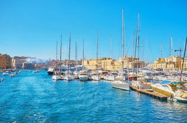 Büyük kireçtaşı Fort Saint Angelo ve Ortaçağ Valletta yelken yat Vittoriosa Marina, Birgu, Malta arkasında görülür.