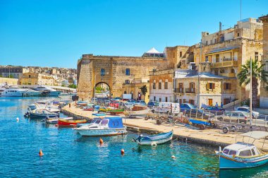 Senglea, Malta - 17 Haziran 2018: Katıksız Bastion (Il-Macina) kemerli pass ve üstünde belgili tanımlık tepe, kıyı L-Isla (Senglea), 17 Haziran'da Senglea içinde restoran ile.