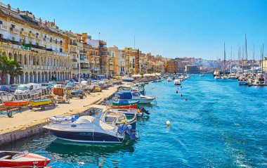 Senglea, Malta - 17 Haziran 2018: 17 Haziran'da Senglea içinde çok sayıda balık tutma motorlu tekneler, geleneksel luzzu ve dghajsa su taksi, sahil Vittoriosa marina boyunca Senglea uzanan sahil mesire.
