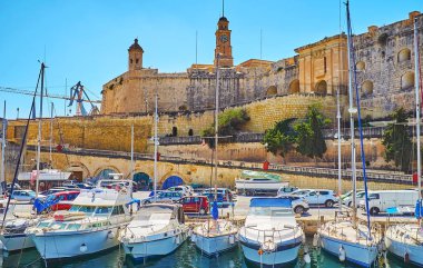 Ortaçağ St Michael Bastion kapısı, saat kulesi ve Senglea Marina gemilerde ön, Malta.