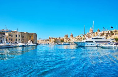 Senglea - kemerli katıksız Kalesi ve Birgu - Ortaçağ şehirler St Lawrence ve duyuru kiliseler, Malta kubbeleri ile arasında Valletta Grand Harbour sular.