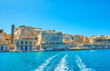 Ön plan, Malta Valletta Grand Harbour Ortaçağ surları ve burçları, tarihi konaklar, kilise manzaralı ve taş ocağı Wharf boyunca üç şehirler için keyifli yolculuk.