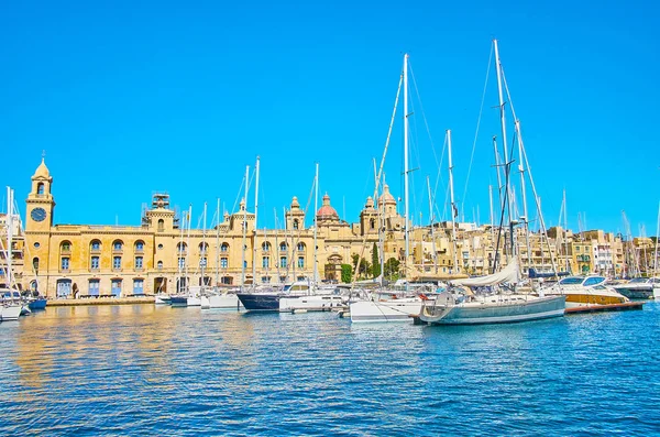 Historisk Byggnad Malta Maritime Museum Med Klocktornet Återspeglas Azurblå Vattnet — Stockfoto