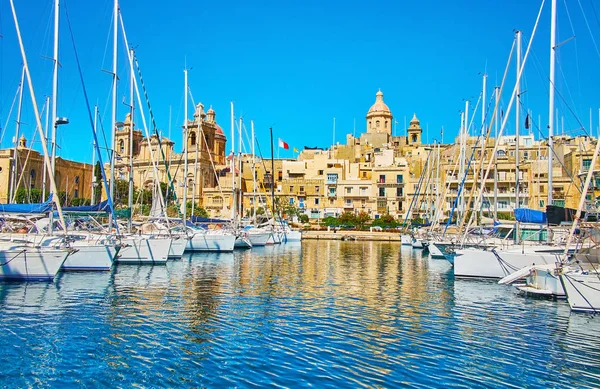 Vittoriosa Marina Opent Het Uitzicht Enorme Koepels Van Middeleeuwse Lawrence — Stockfoto