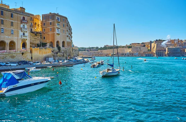 Birgu 몰타에 Senglea 성벽에 Vittoriosa 마리나의 바다에 중인된 요트를 — 스톡 사진