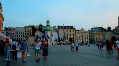 Krakow, Polonya - 11 Haziran 2018: Main Market Square akşam vakit geçirmek için popüler bir yerdir, turist taşıma binme keyfini çıkarın ve 11 Haziran Krakow şehir tarihi yerler ile selfies yapmak.