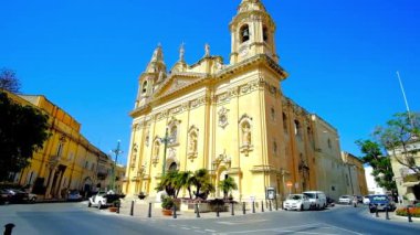 Naxxar, Malta - 14 Haziran 2018: Zafer Meydanı önünde Parish Kilisesi Our Lady zaferler - Naxxar 14 Haziran tarihinde köyün en iyi mimari Simgesel Yapı trafikte.