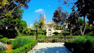 Naxxar, Malta - 14 Haziran 2018: Palazzo Parisio, ayrıca Scicluna Sarayı gölgeli yeşil ağaçlar, çiçek yatak ve çeşmeler, 14 Haziran Naxxar içinde ünlü pitoresk İtalyan bahçeleri.