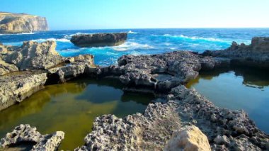 Girintili kayalık sahil San Lawrenz manzara Gozo Adası ve Akdeniz fırtınalı dalgaları, Malta doğa yürüyüşleri için en iyi yerdir.