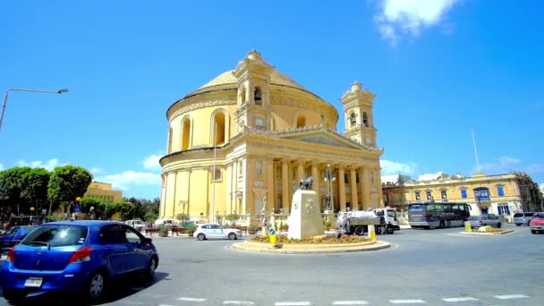 Mosta 马耳他 2018年6月14日 繁忙的路在圆形建筑正方形在假定的教区教堂前面 其中一个最美丽的宗教地标在国家 在6月14日在 Mosta — 图库视频影像