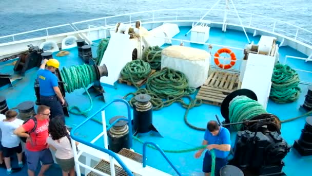 Ghajnsielem Malta Июнь 2018 Палубные Моряки Разместить Линию Причальный Бит — стоковое видео