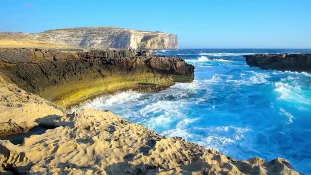 Las Espumosas Olas Azules Del Mar Mediterráneo Estrellan Contra Pequeño — Vídeos de Stock