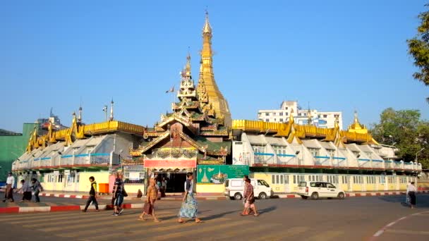 缅甸仰光 2018年2月17日 金色白塔塔的全景 被市场商店和宽广的汽车路围拢 在2月17日在仰光 — 图库视频影像