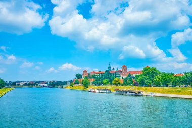 Ortaçağ Wawel Kalesi Vistula Nehri kıyısında yer alan ve Şehir Parkı, Krakow, Polonya yeşillikler ile çevrili