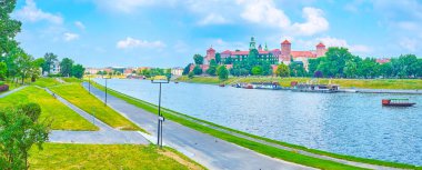 Onun her iki banka için tembel yürümek, Krakow, Polonya ortaçağ mimarisi bakan geniş mesire alanları Vistula Nehri sahiptir