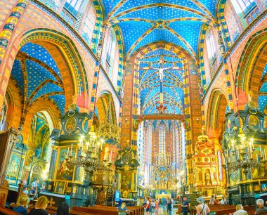 Krakow, Polonya - 11 Haziran 2018: Panoramik St Mary Bazilikası Krakow üzerinde 11 Haziran Krakow ortasında oyma sunak ile iç.