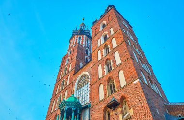 Görünümü üzerinde güzel Ortaçağ kuleleri St Mary's Basilica akşam ışık, Krakow, Polonya