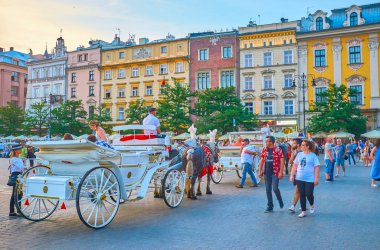Krakow, Polonya - 11 Haziran 2018: vintage tarzı üzerinde binme atlı arabaları are bir-in en popüler konumlar arasında turistler, 11 Haziran Krakow.