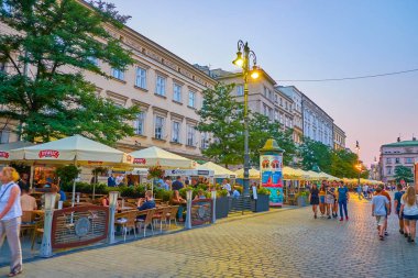 Krakow, Polonya - 11 Haziran 2018: Kentin ana pazar Sqaure ve teklif çeşitli leziz yerel yemekler ve içecekler, 11 Haziran Krakow şehrinde yer alan en iyi restoranlar.