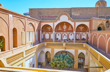22 Ekim'de kaşan içinde gölgeli Teras, Farsça desenleri: Kashan, Iran - 22 Ekim 2017: İç avluda konut mansion, süslenmiş.