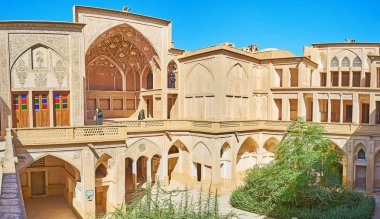 Kashan, Iran - 22 Ekim 2017: Abbasi geleneksel mimarisi ile süslü alçı süslemeler, çok öykülü Teras ve yeşil bahçeler, incisi 22 Ekim'de kaşan içinde evim.