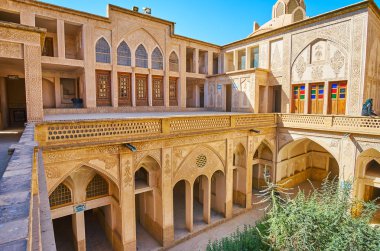 : Kashan, Iran - 22 Ekim 2017: İntericate alçı dekorasyon, dekoratif merdivenler ve avlu yeşil bahçe 22 Ekim'de kaşan içinde zevk Abbasi binasının üst teras boyunca yürüyüş.