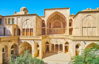 Kashan, Iran - 22 Ekim 2017: Abbasi evin üst teras manzaralı portal (Iwan) 22 Ekim'de kaşan içinde beyaz oyma sıva desen ile dekore.