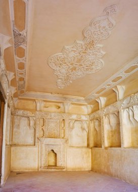 Kashan, Iran - 22 Ekim 2017: Süslü ile Abbasi evde küçük odanın iç tavan ve duvarlar alçı dekorasyon 22 Ekim'de kaşan içinde oyulmuş.