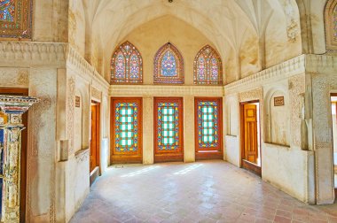 : Kashan, Iran - 22 Ekim 2017: Güzel çiçek desenleri kaşan 22 Ekim tarihinde Abbasi evin merkezi Oda (Shahneshin veya Panjdari) vitray pencerelerin.