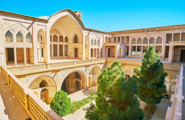 Kashan, Iran - 22 Ekim 2017: Howz hane avlu Abbasi evin oyma sıva desenleri ile doğal Iwan (portal) sahiptir, çam gardenon 22 Ekim'de Kashan, zemin kat ve havuz, gür.