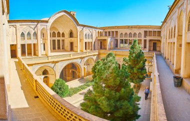 Kashan, Iran - 22 Ekim 2017: Abbasi House, kanal havuzu Howz hane (havuz evi) avlusu Panoraması yemyeşil çam ağaçları, 22 Ekim'de kaşan içinde gizlidir.