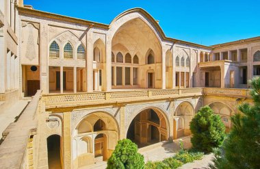 Kashan, Iran - 22 Ekim 2017: duvarlar ve portal Howz hane (havuz evi) avlunun Abbasi Ev'in intericate sıva traceries 22 Ekim'de kaşan içinde keyfini çıkarın.